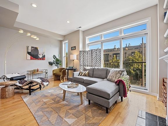 3rd image of 1722 W Diversey Pkwy #2W