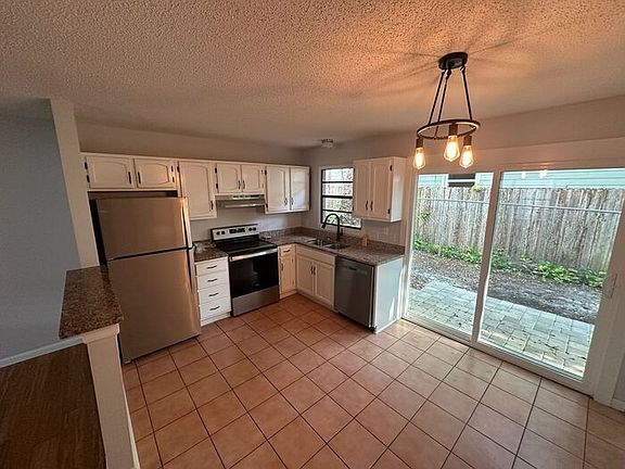 4th image of 939 Pine Grove Ave