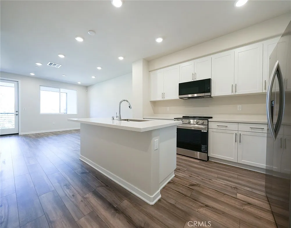 4 bed, 4.0 bath, 1672 sqft, $3,400 — Photo 2