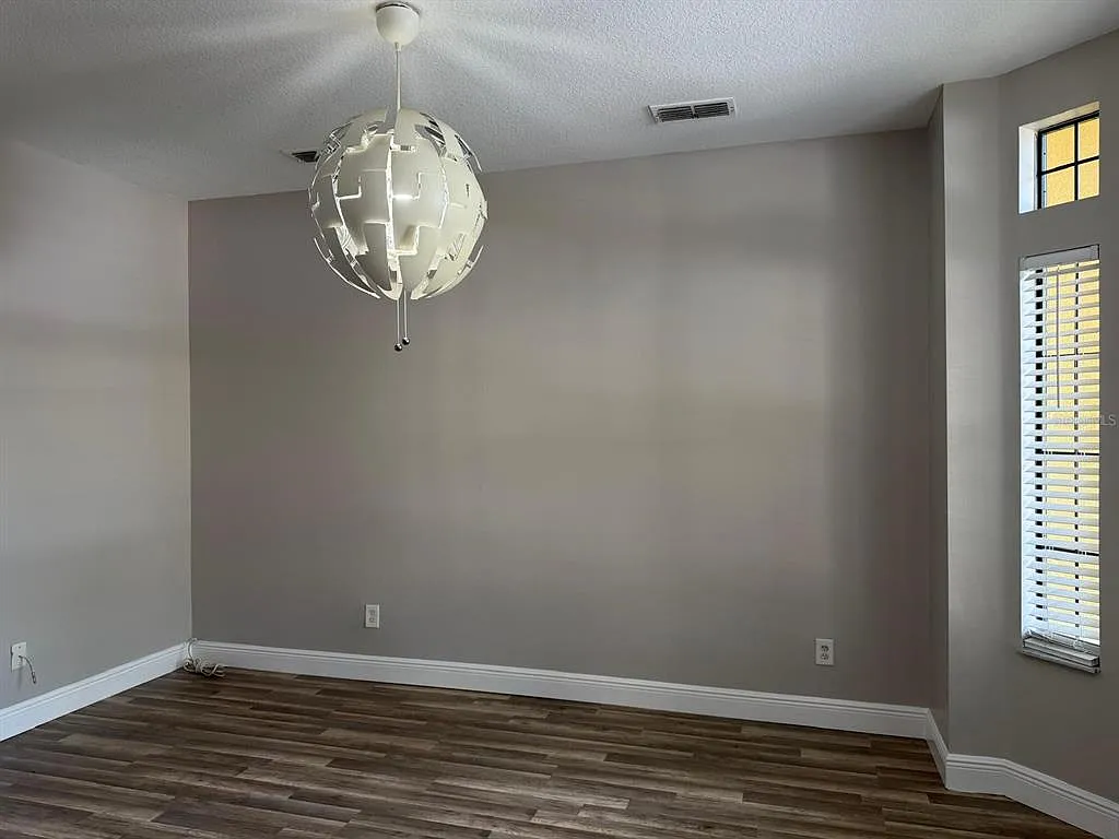 3 bed, 2.5 bath, 1439 sqft, $2,100 — Photo 2