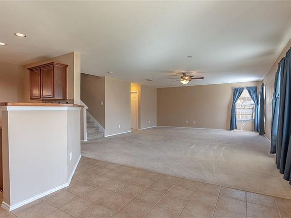 5th image of 601 Fox Glen Dr