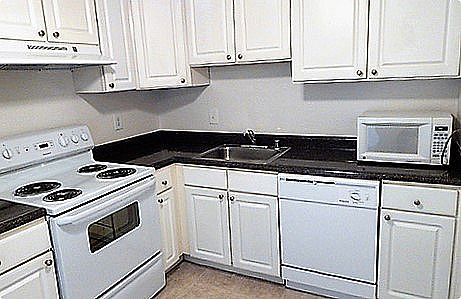 Chasemont Apartments - Kitchen 1