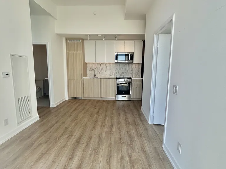 500 Dupont St #814 — Photo 9