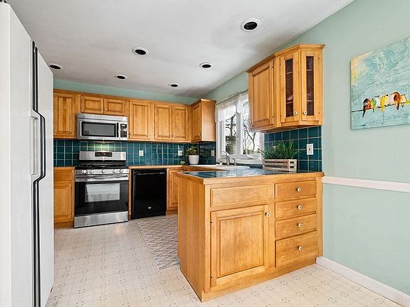 3rd image of 123 Low St