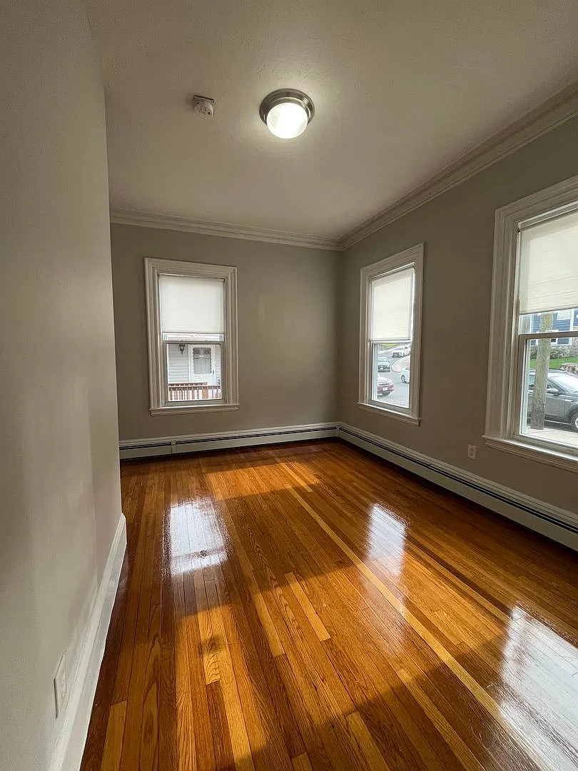 Huge 4 Bed 2 Bath in Brighton! — Photo 3