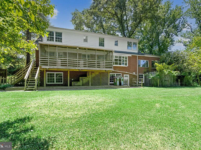 7001 Longwood Dr — Photo 23