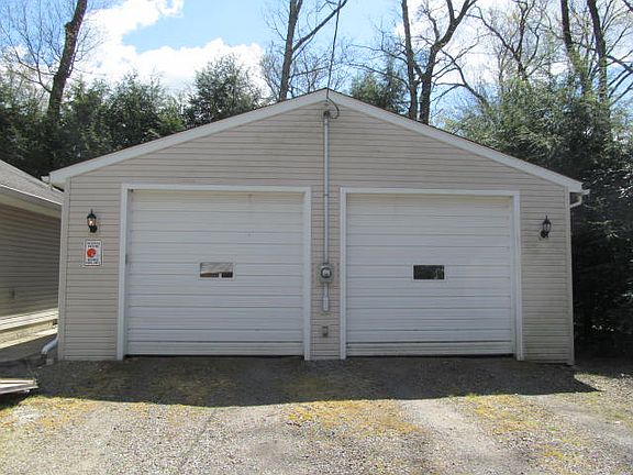3rd image of 5 Belair Dr