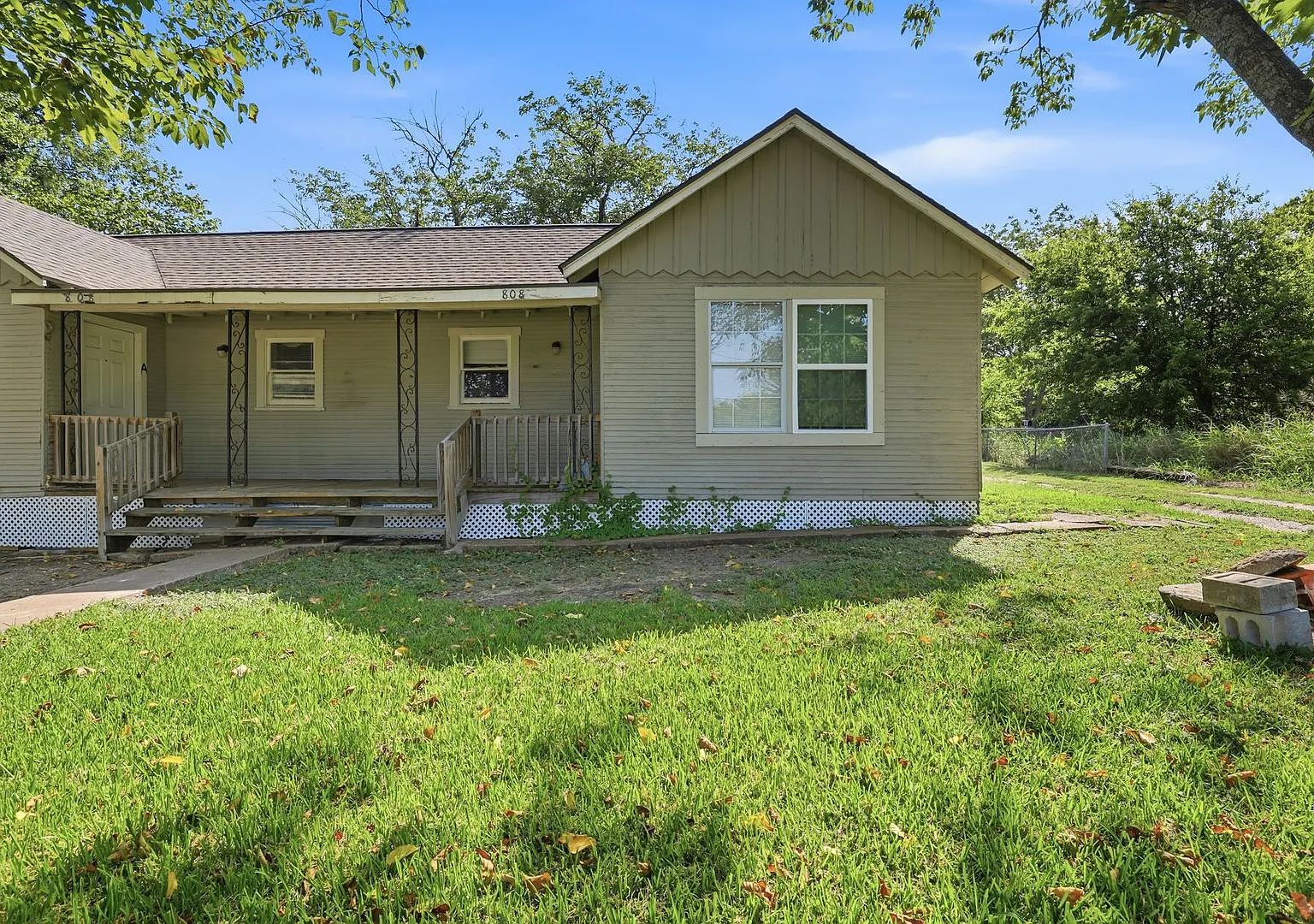 808 Mill St — Photo 1