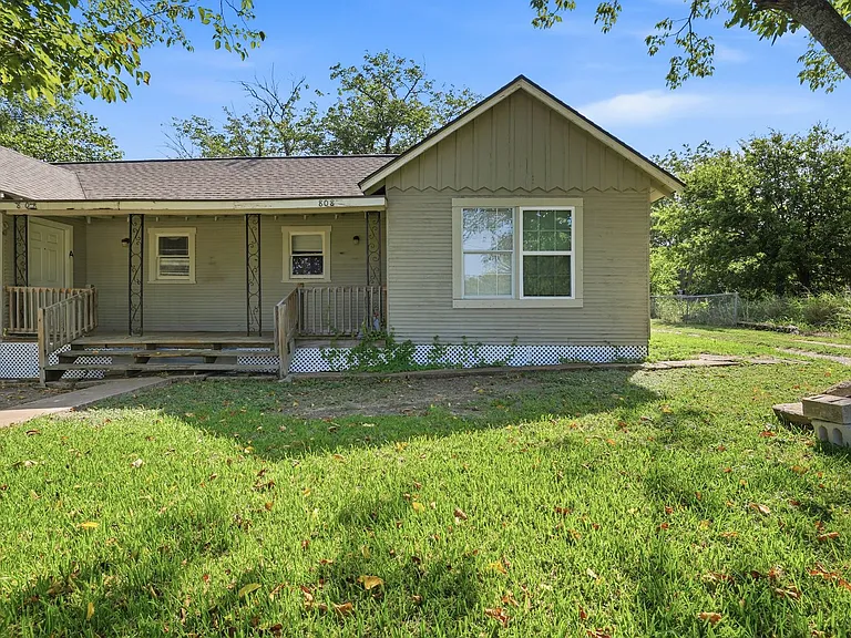 808 Mill St — Photo 1