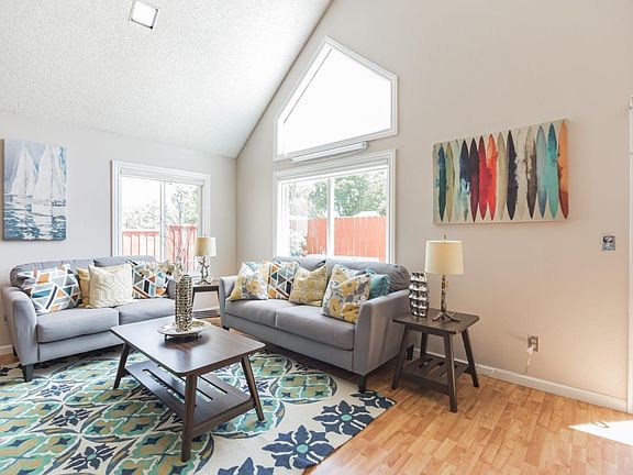 3rd image of 452 Glenmoor Cir