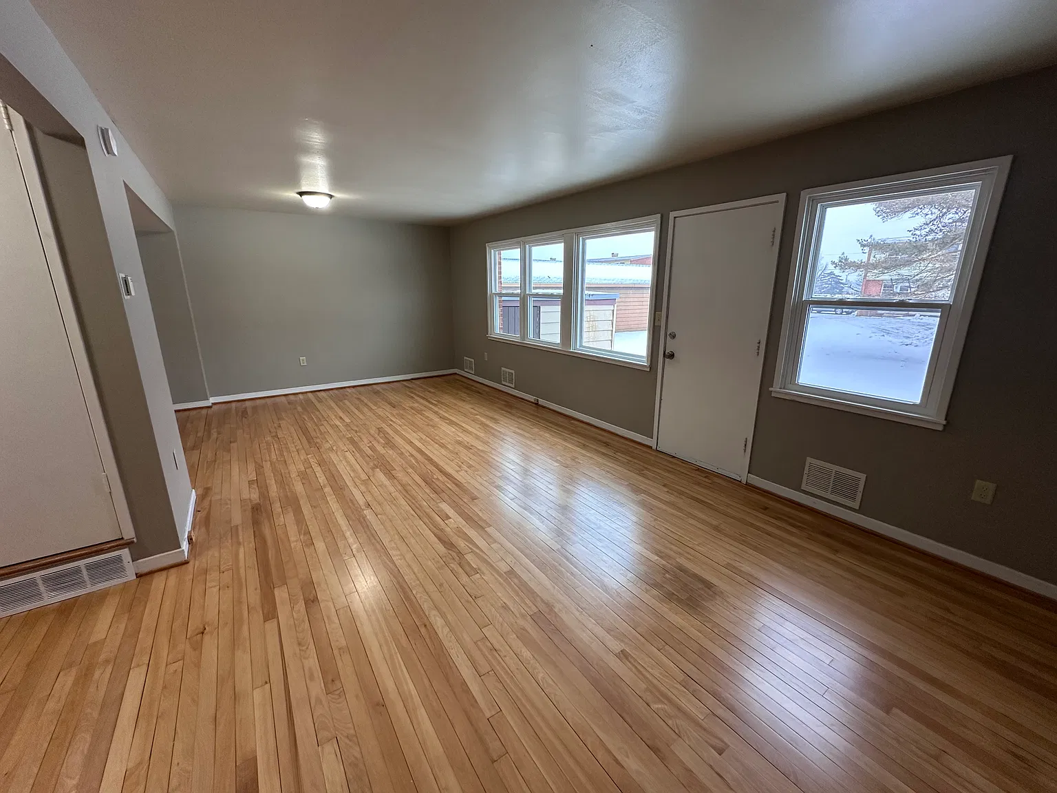 3 bed, 1400 sqft, $995 — Photo 2
