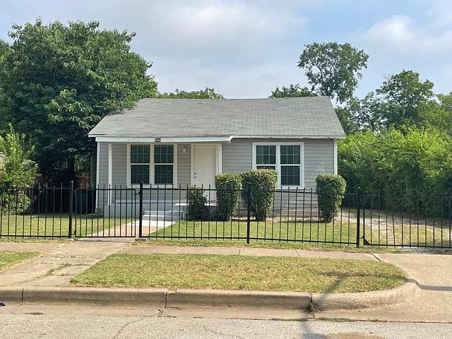 1st image of 1025 E Davis Ave