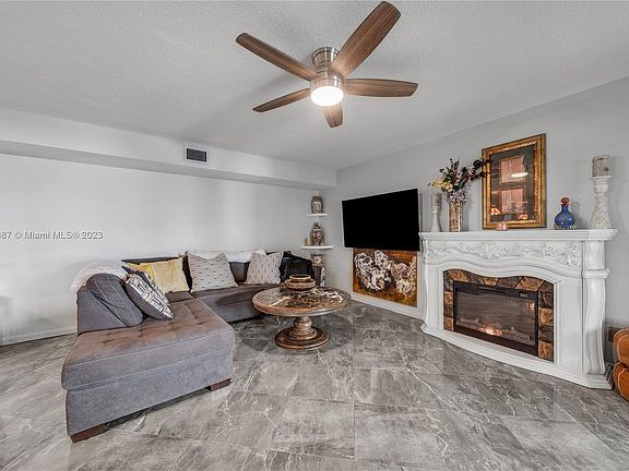 4th image of 1209 S Lakes End Dr #1