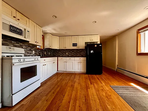 18 Crescent St Photo 1