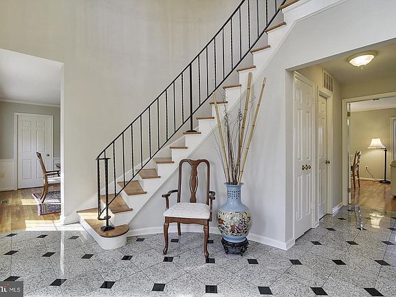 3rd image of 334 Club View Dr