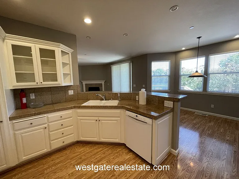 786 El Paseo Dr — Photo 9