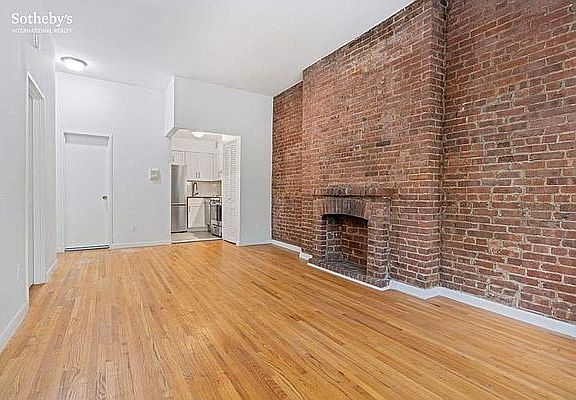 2nd image of 24 W 68th St #5