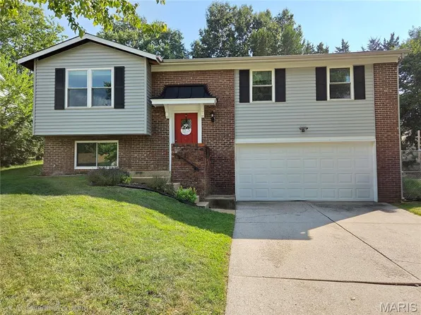 1382 Premio Dr, Fenton, MO 63026