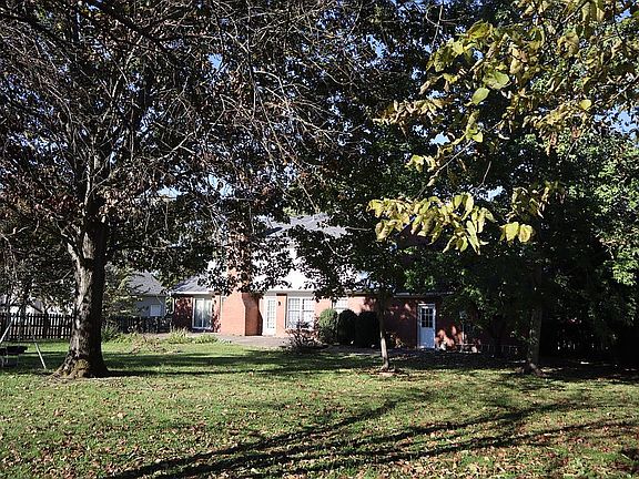 5th image of 121 Derby Dr