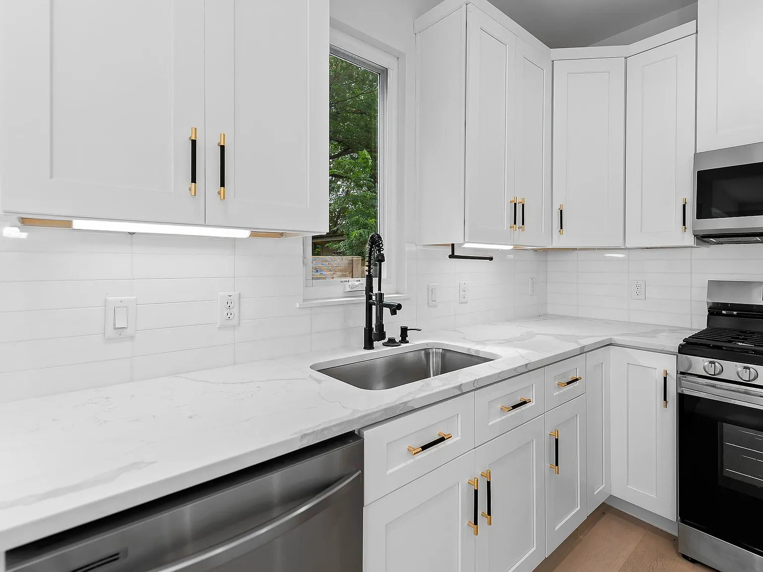 2 bed, 2.5 bath, 1100 sqft, $2,300 — Photo 4