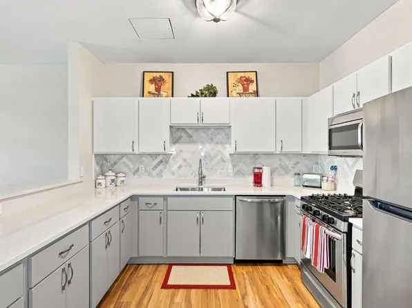 2803 E 38th St APT 305, Minneapolis, MN 55406