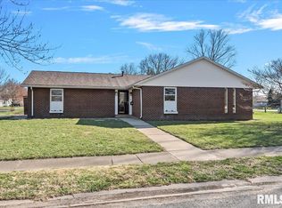 19 Clarke Dr, Jacksonville, IL 62650