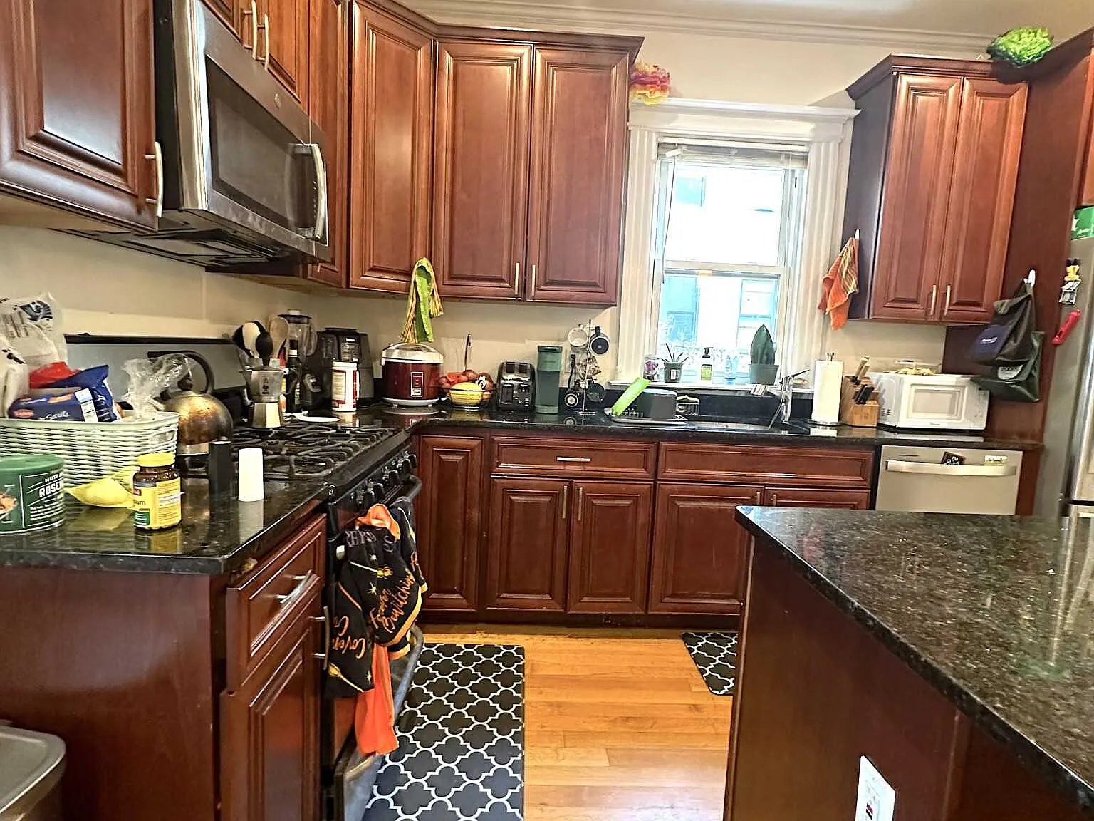 5 bed, 2.5 bath, $5,000 — Photo 2