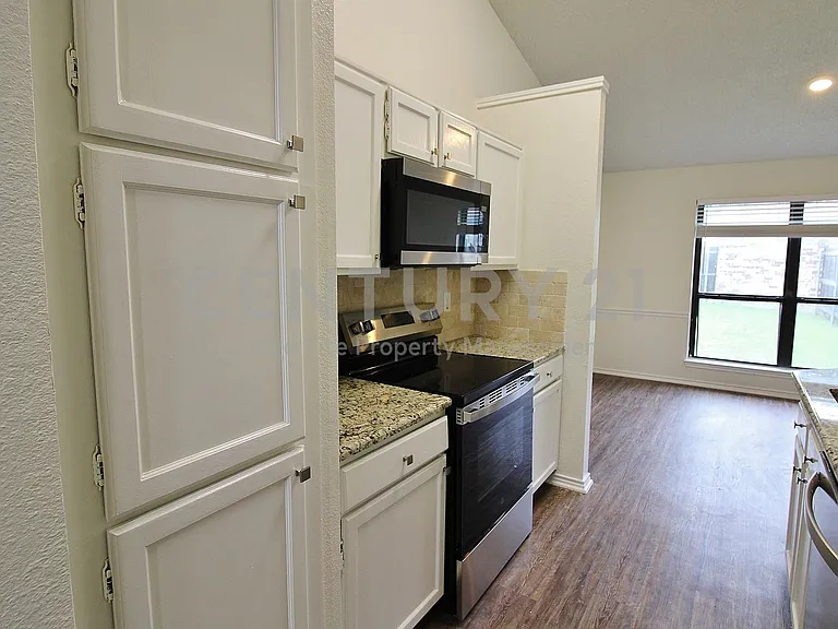 1103 Hemlock Ct — Photo 6