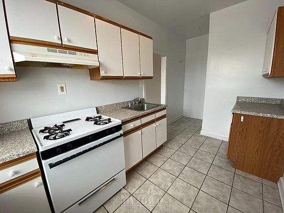 5th image of 2463 W Gunnison St #2