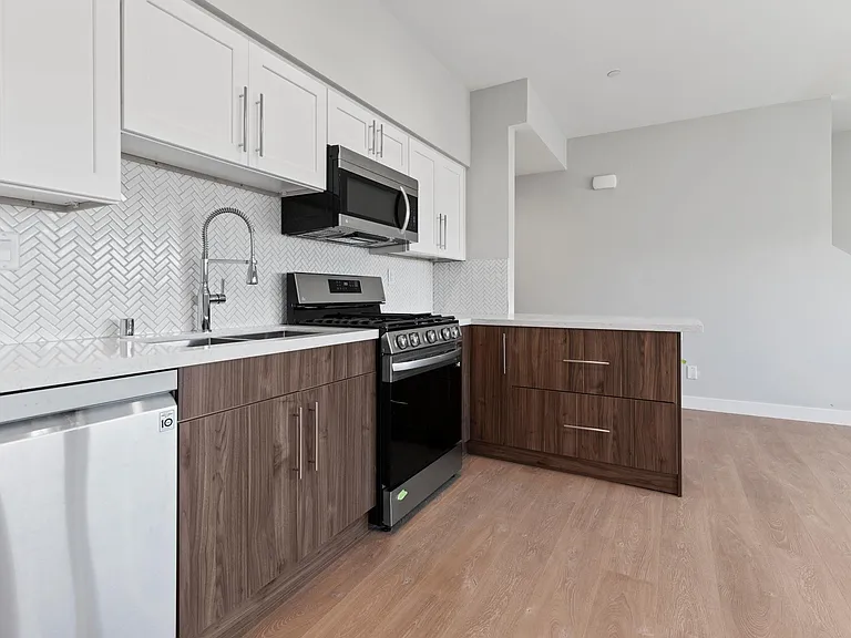 761 Cerro Gordo Ave — Photo 3