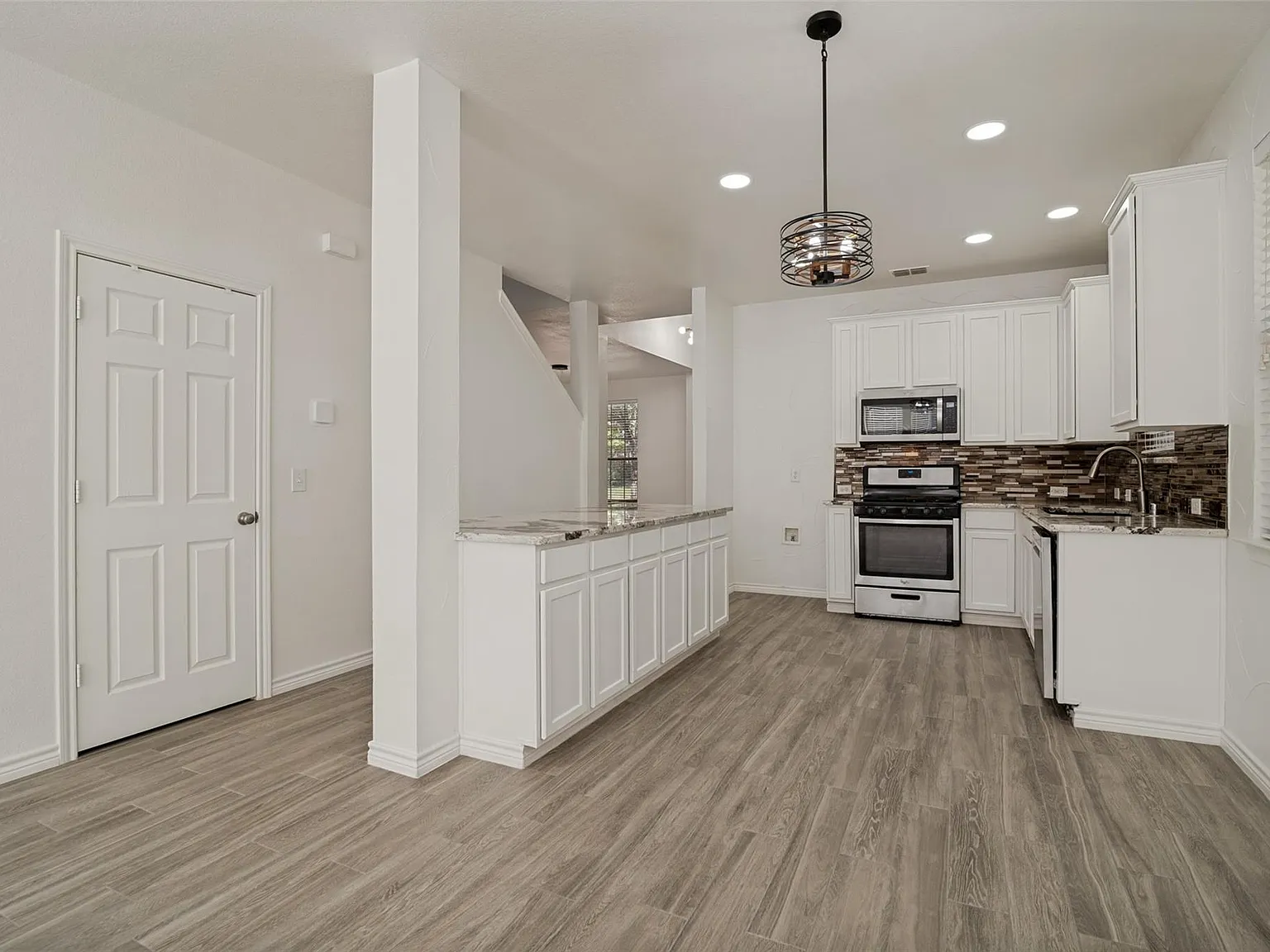 5 bed, 2561 sqft, $2,800 — Photo 2