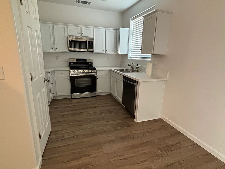 1093 Buena Vista Ln — Photo 2