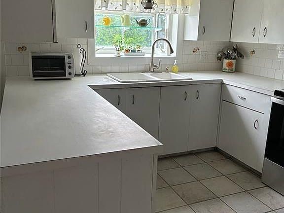 5th image of 14 Elmhurst Dr