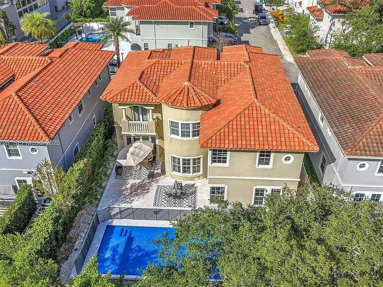 3545 Forest View Cir — Photo 40