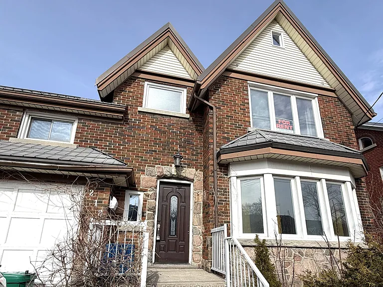 218 Weber St E — Photo 1