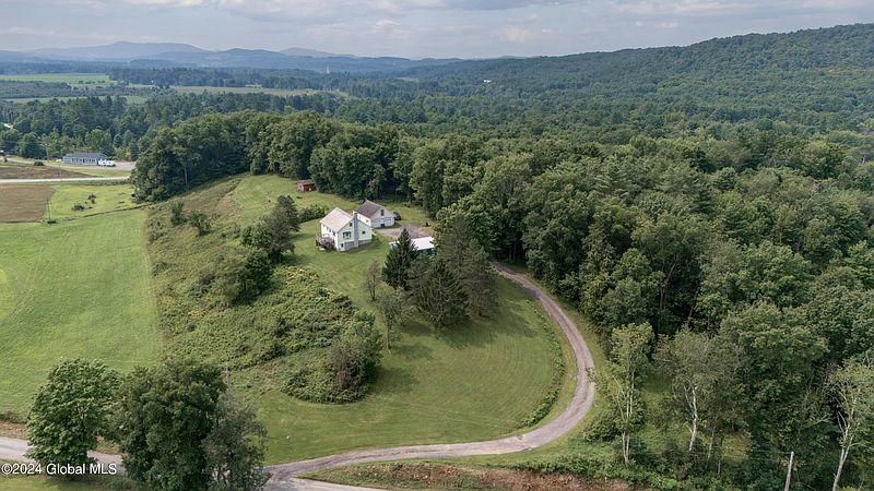 4th image of 1043 Old County Lane