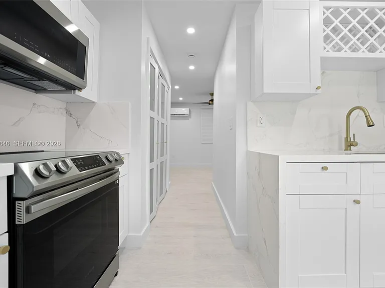 129 SW 9th Ave #3 — Photo 4
