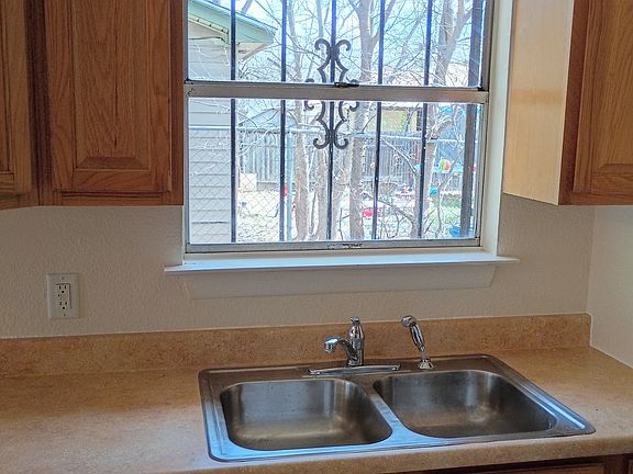 5th image of 634 Hood St