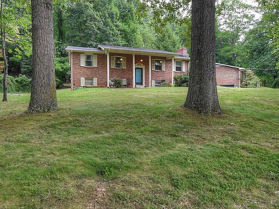 3rd image of 1601 Woodridge Dr