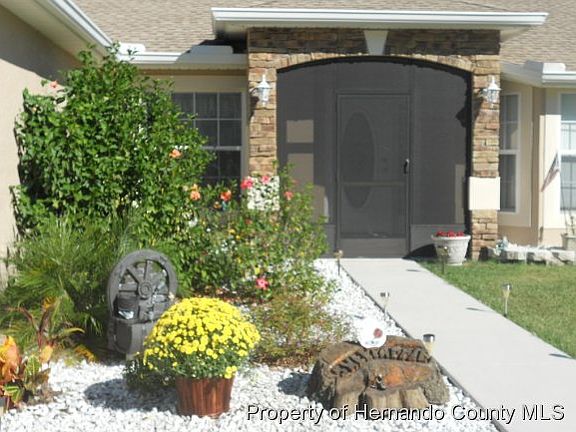 Entrance Way newly screened in