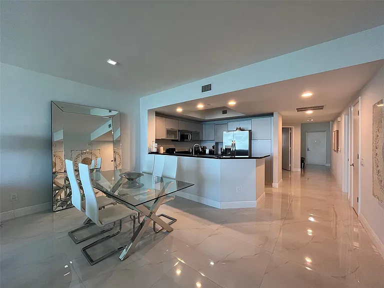2650 Lake Shore Dr #803 — Photo 17