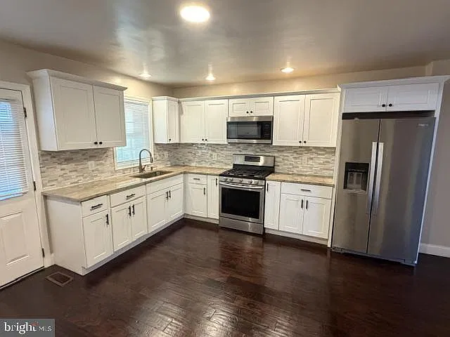 3 bed, 2.0 bath, 1024 sqft, $2,200 — Photo 4