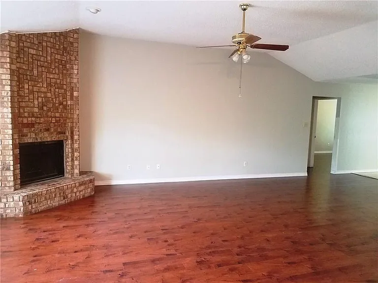 2425 Inverness Dr — Photo 4