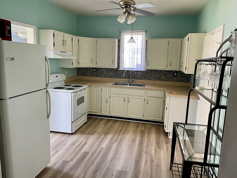 1424 E 3rd St — Photo 3