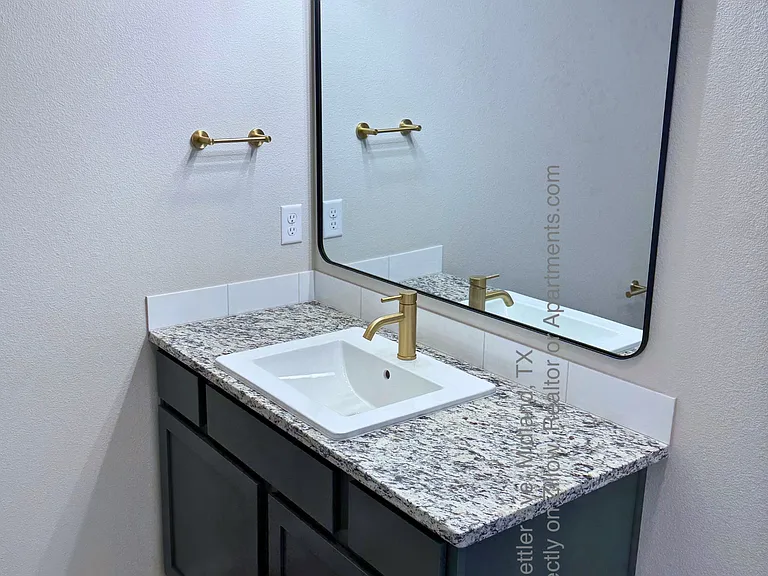 Primary En-suite Bathroom