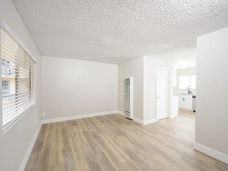 535 N Hobart Blvd — Photo 28
