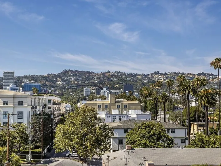 137 N Doheny Dr #2 — Photo 24