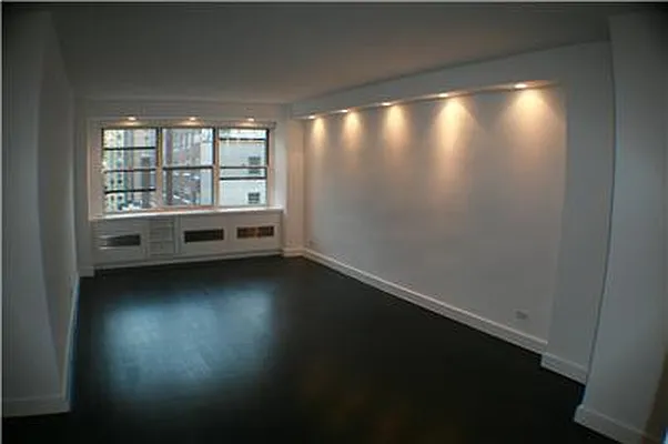 Sold by Manhattan Residential Group | media 9