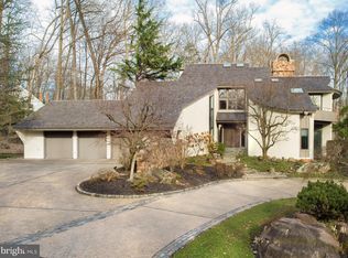 352 Pond View Dr, Devon, PA 19333