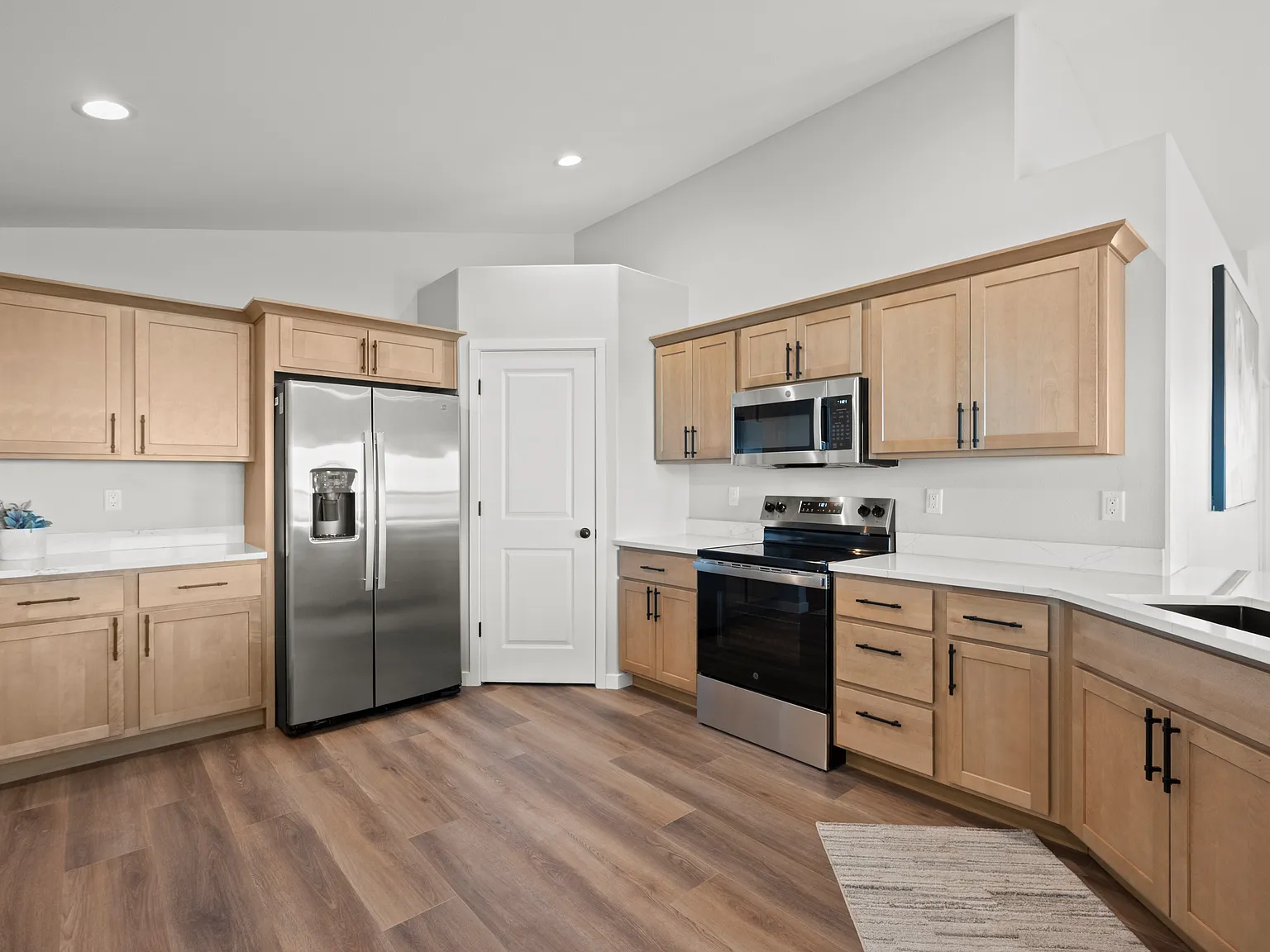 3 bed, 2500 sqft, $2,400 — Photo 2